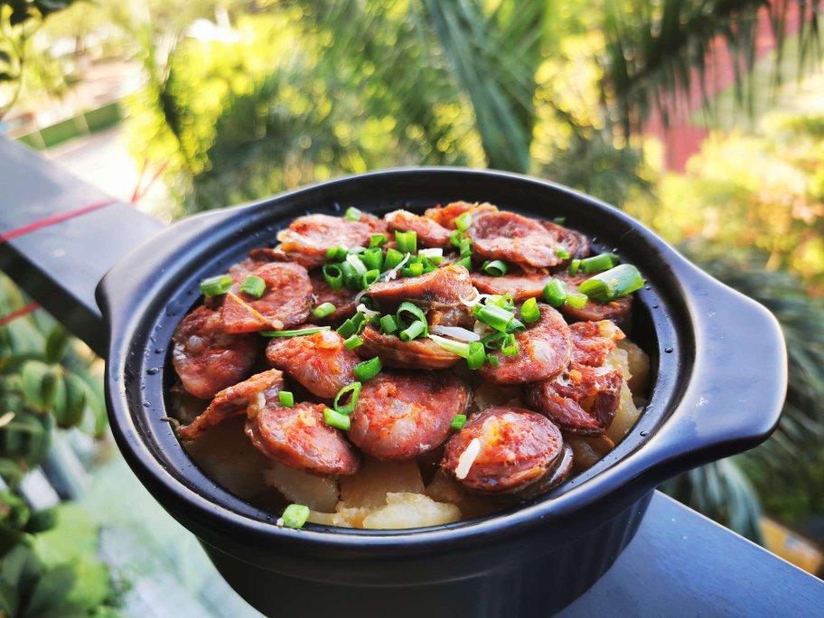 香肠土豆砂锅焖饭（煲仔饭）