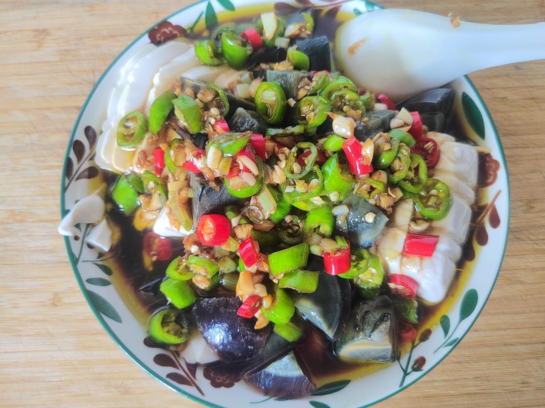 双椒拌皮蛋豆腐