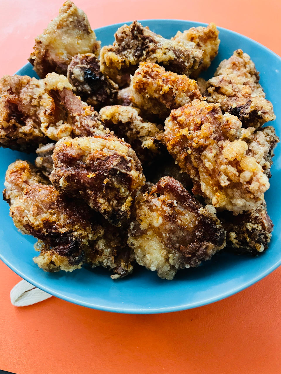 我家排骨从不红烧，加一些大蒜，出锅香喷喷，孩子吃完舔手指