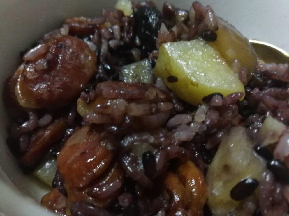 超快手的电饭锅腊肠焖饭