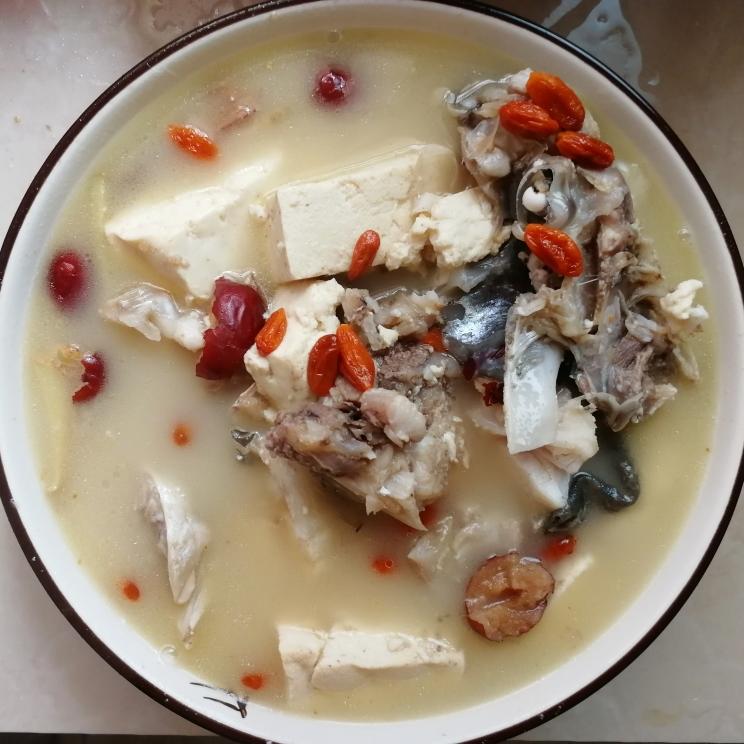 奶白色 鲜美的鱼头豆腐汤的做法