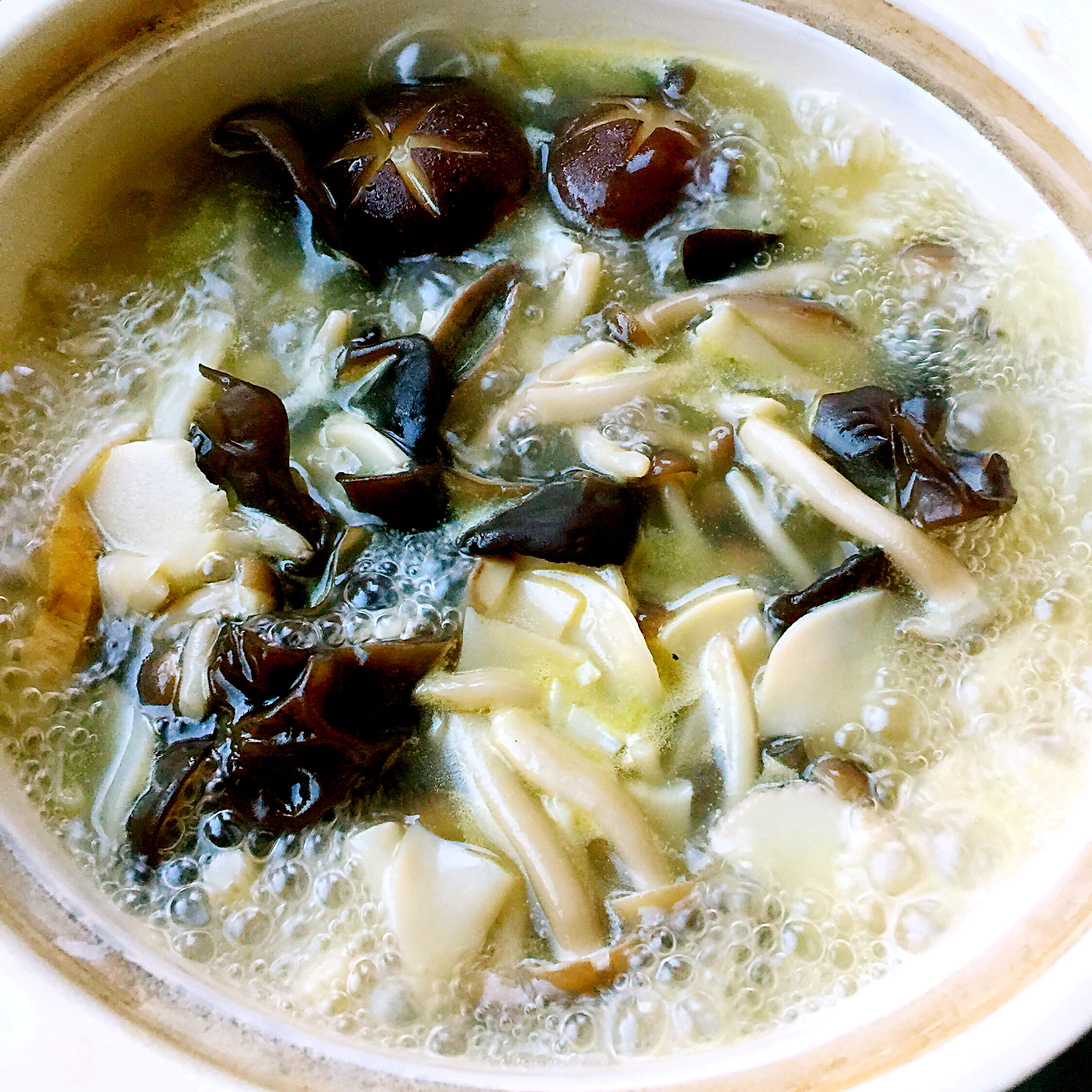 新鲜菌汤（蘑菇汤）