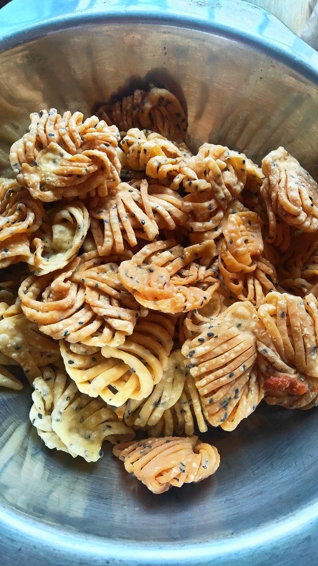 光彩照人了不起的王牌猪做的过年小零食炸翻花酥香可口油而不腻附细节