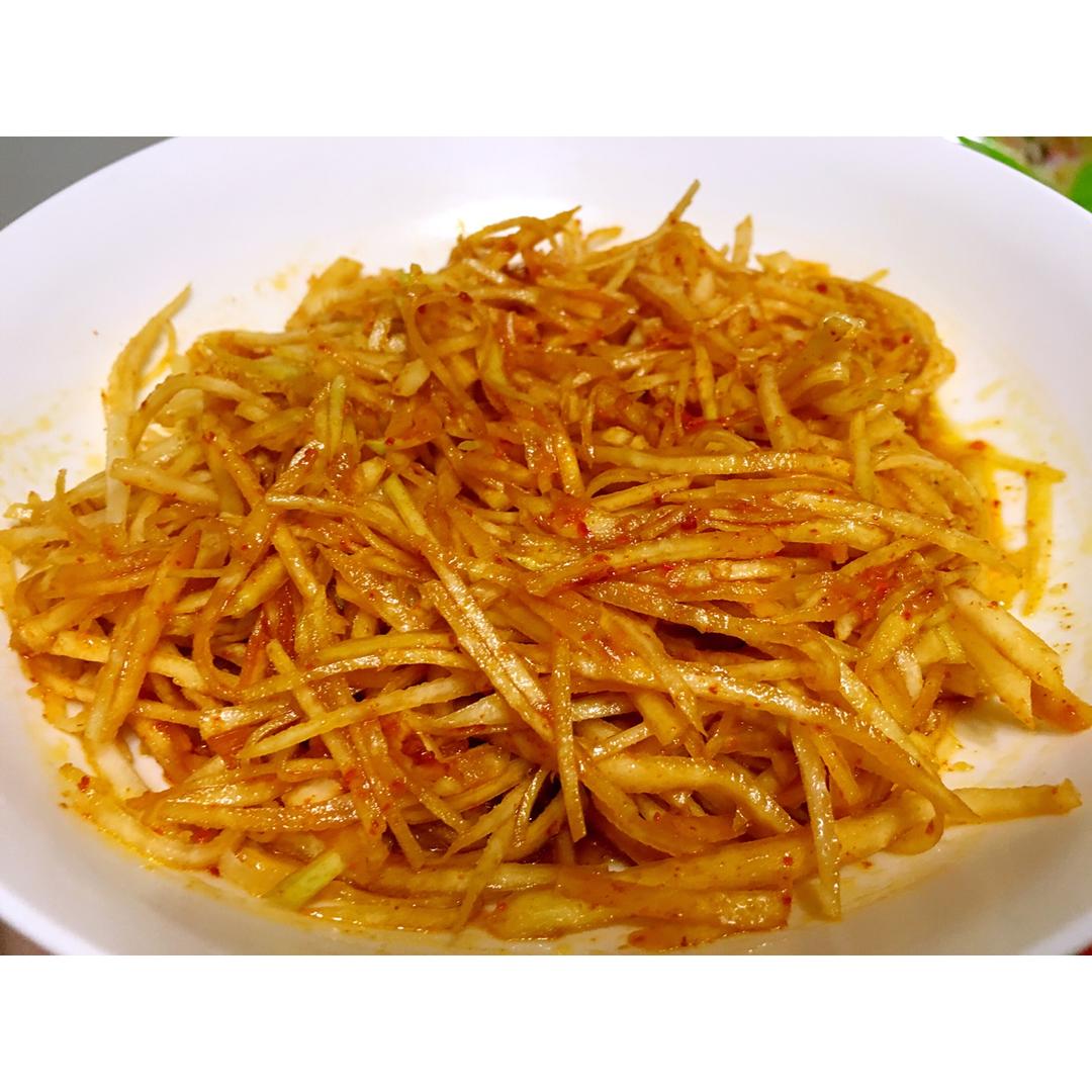 忙碌厨青年做的凉拌芥菜丝