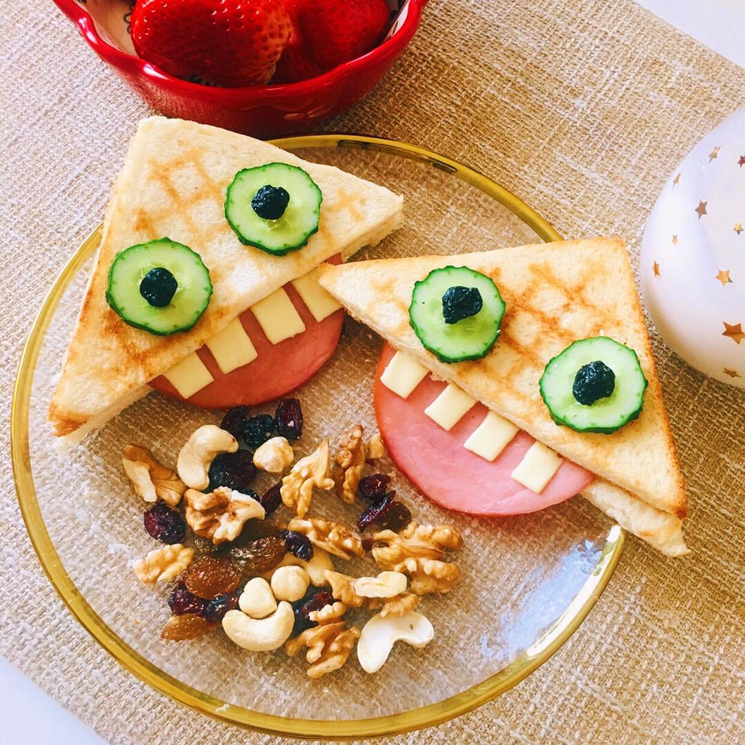 会吐舌头的大牙怪三明治