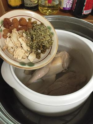 鹧鸪瘦肉石斛西洋参汤的做法 步骤3