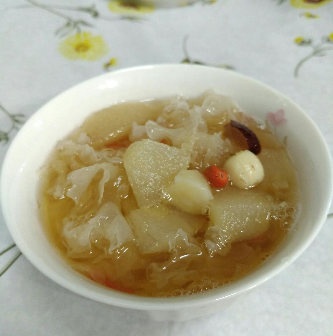 秋季滋补--雪梨银耳莲子羹