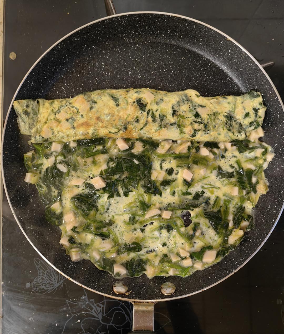 早餐：红枣枸杞牛奶小圆子，菠菜火腿鸡蛋卷，苹果的做法 步骤11