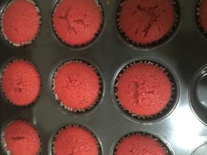 红丝绒杯子蛋糕 Red Velvet Cupcake的做法 步骤4