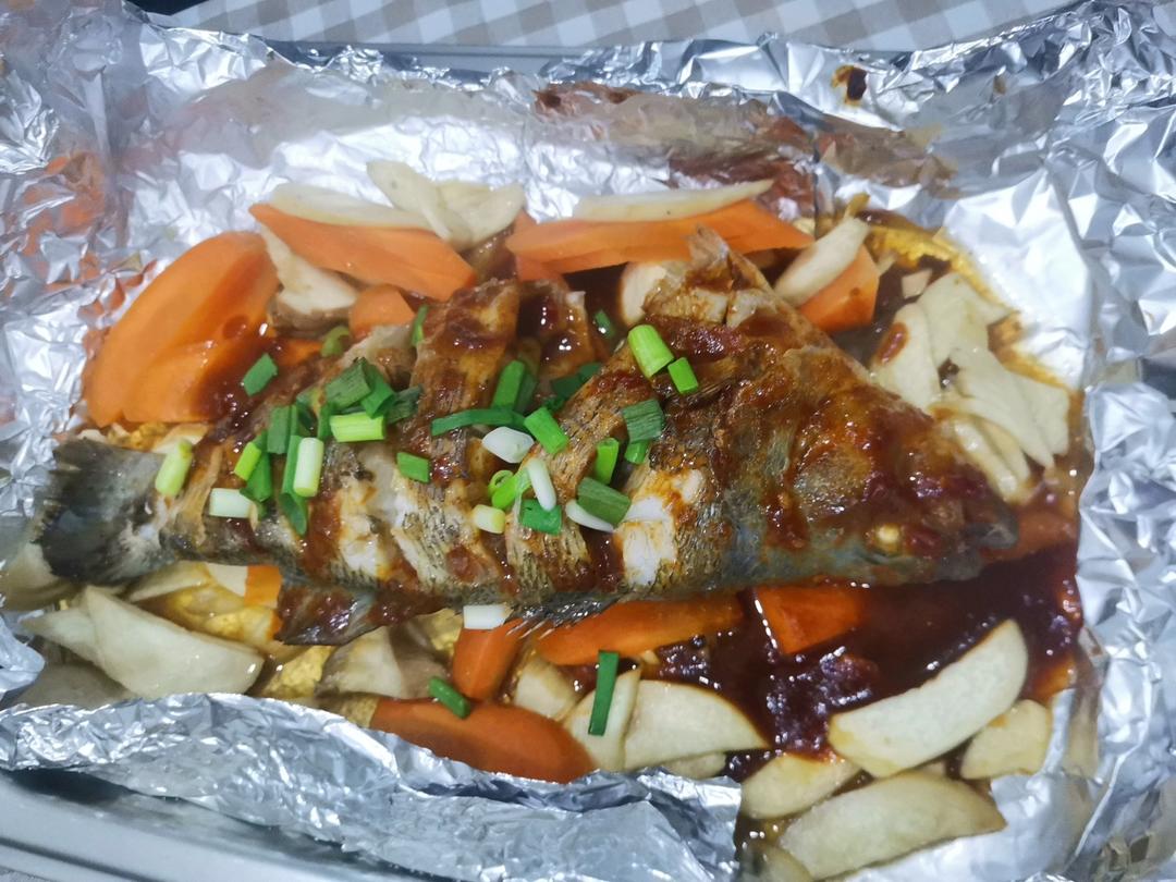 比蒸着吃更过瘾的【锡纸包烤鲈鱼】