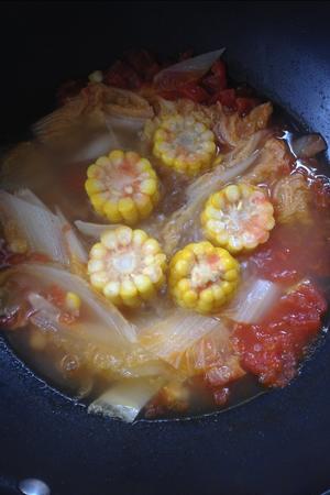 西红柿娃娃菜玉米汤的做法 步骤2