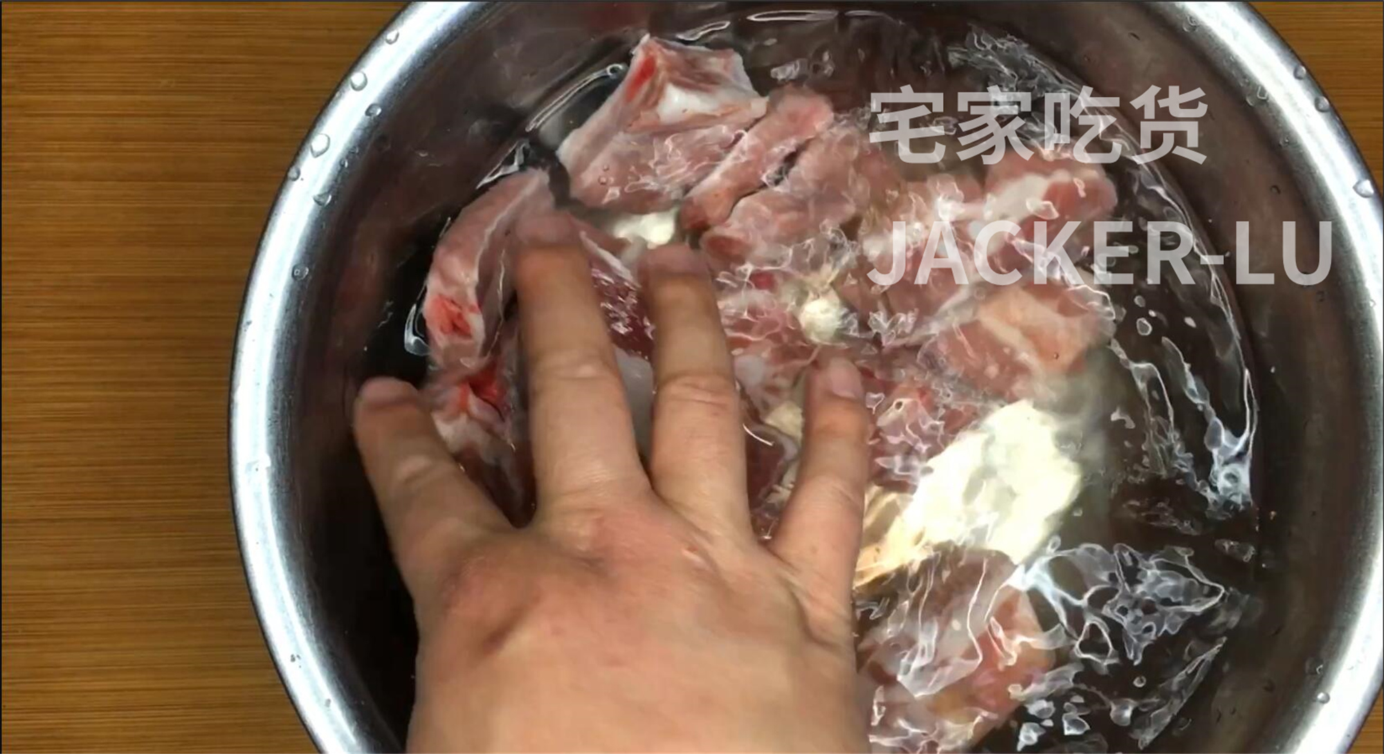 家常蒜香骨，短时间入味，制作简单，油炸超香。的做法 步骤1