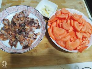 川式香肠炒胡萝卜的做法 步骤1
