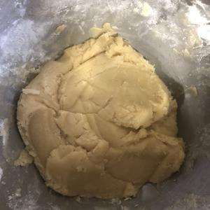 广式红豆沙蛋黄月饼的做法 步骤8