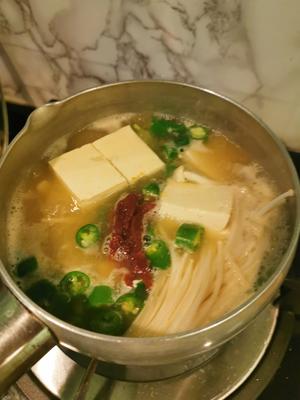 简易泡菜糯米血肠汤的做法 步骤3