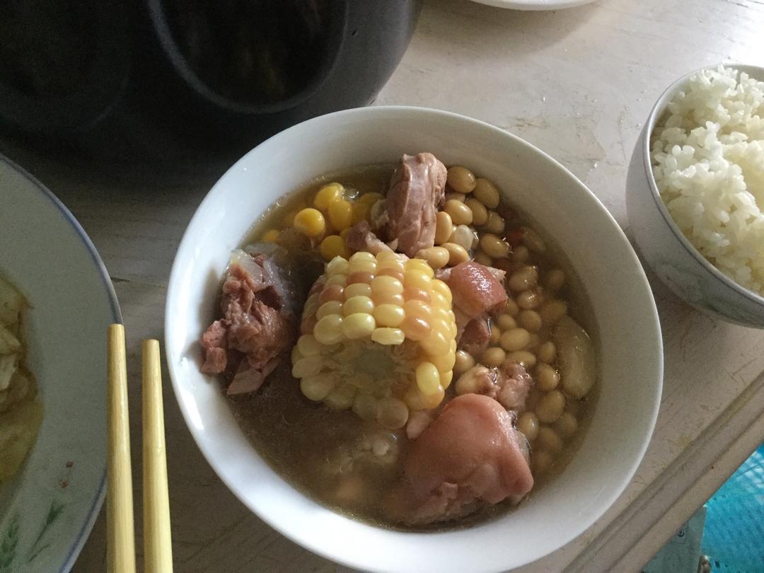 黄豆煲猪手汤