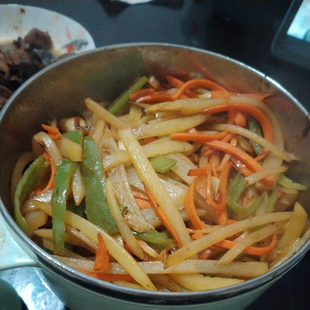 青椒土豆丝（爽脆可口）