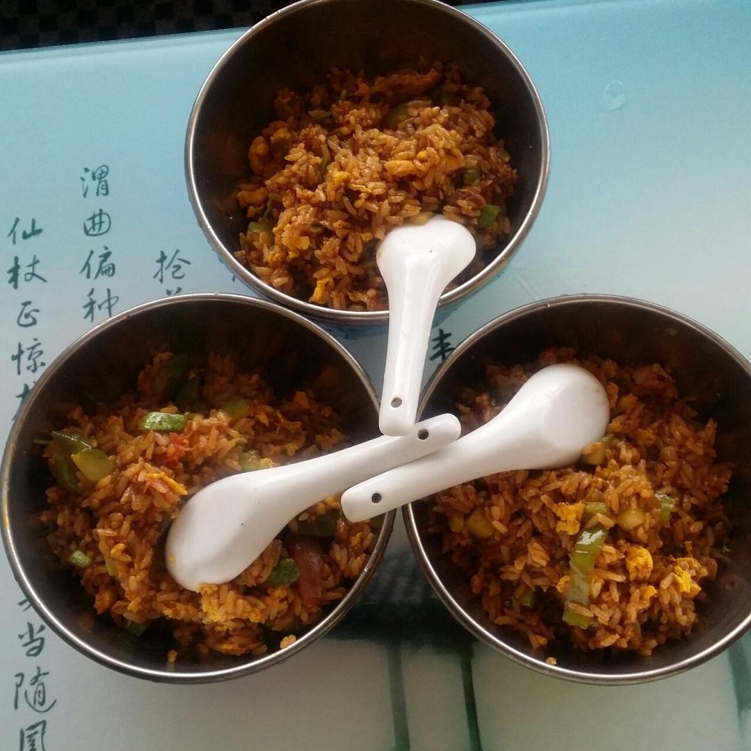 比饭店好吃的酱油炒饭~（很简单！）的做法
