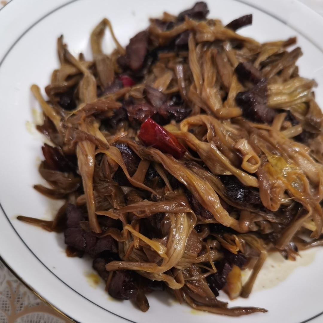 腊肉炒黄花菜