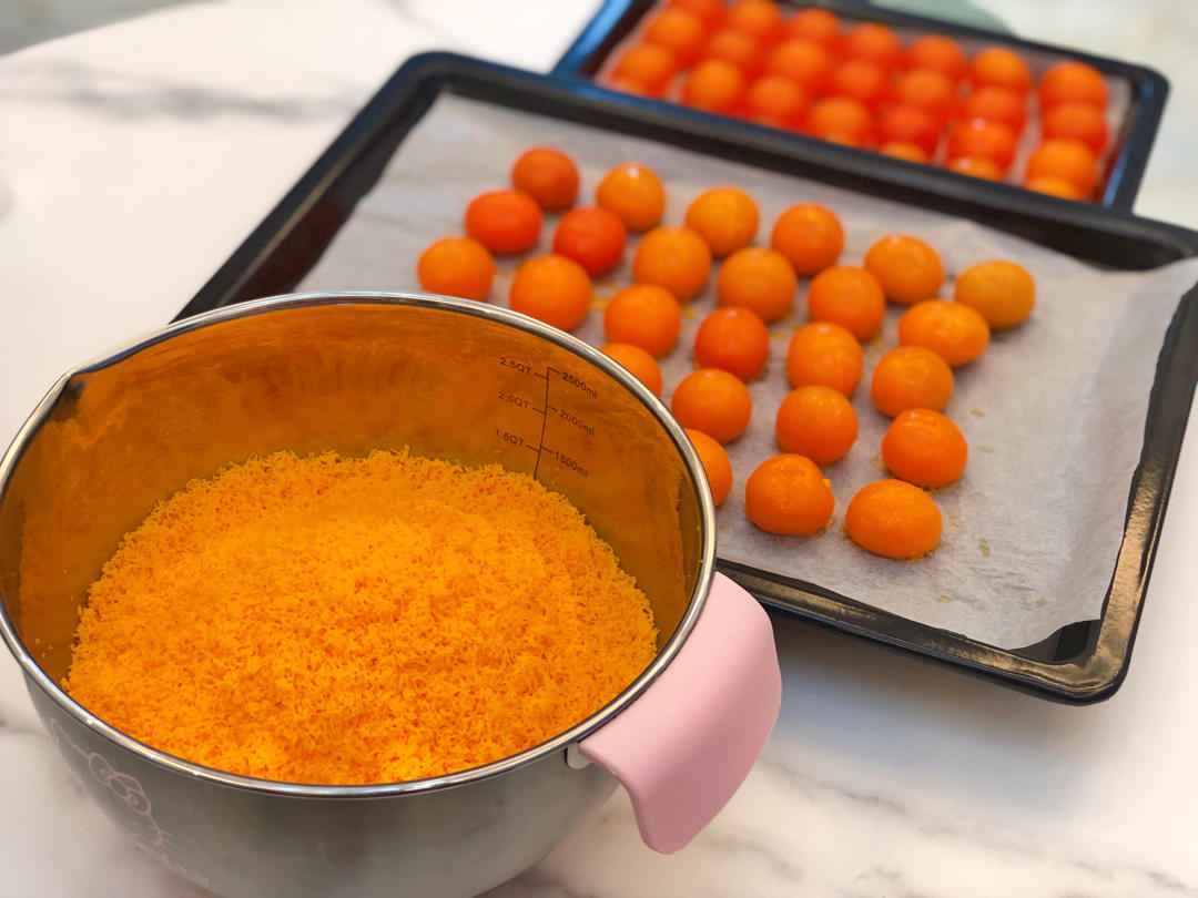 💃奶黄流心月饼——这是可以让你坐稳朋友圈厨霸位置的月饼🥮，没人点赞算我输👎