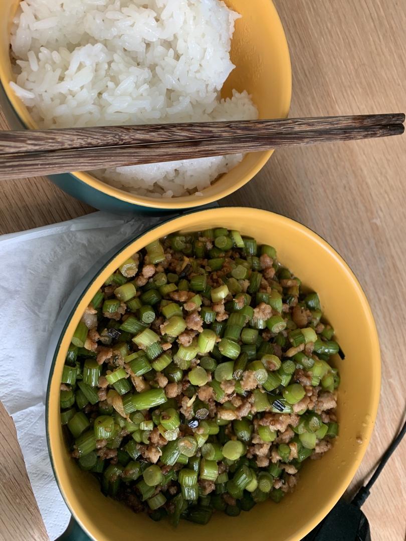 巨下饭的【蒜苔肉沫】，十分钟快手好吃到爆