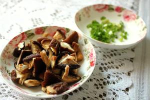 冬菇辣肠焖饭的做法 步骤2