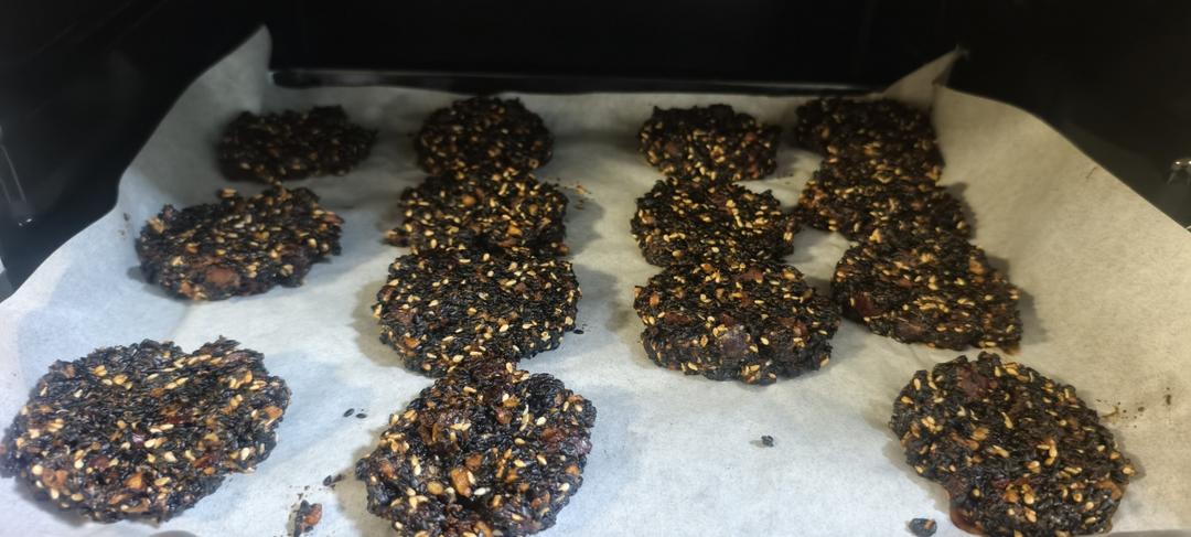 无糖无油健康小零食：红枣核桃芝麻薄脆