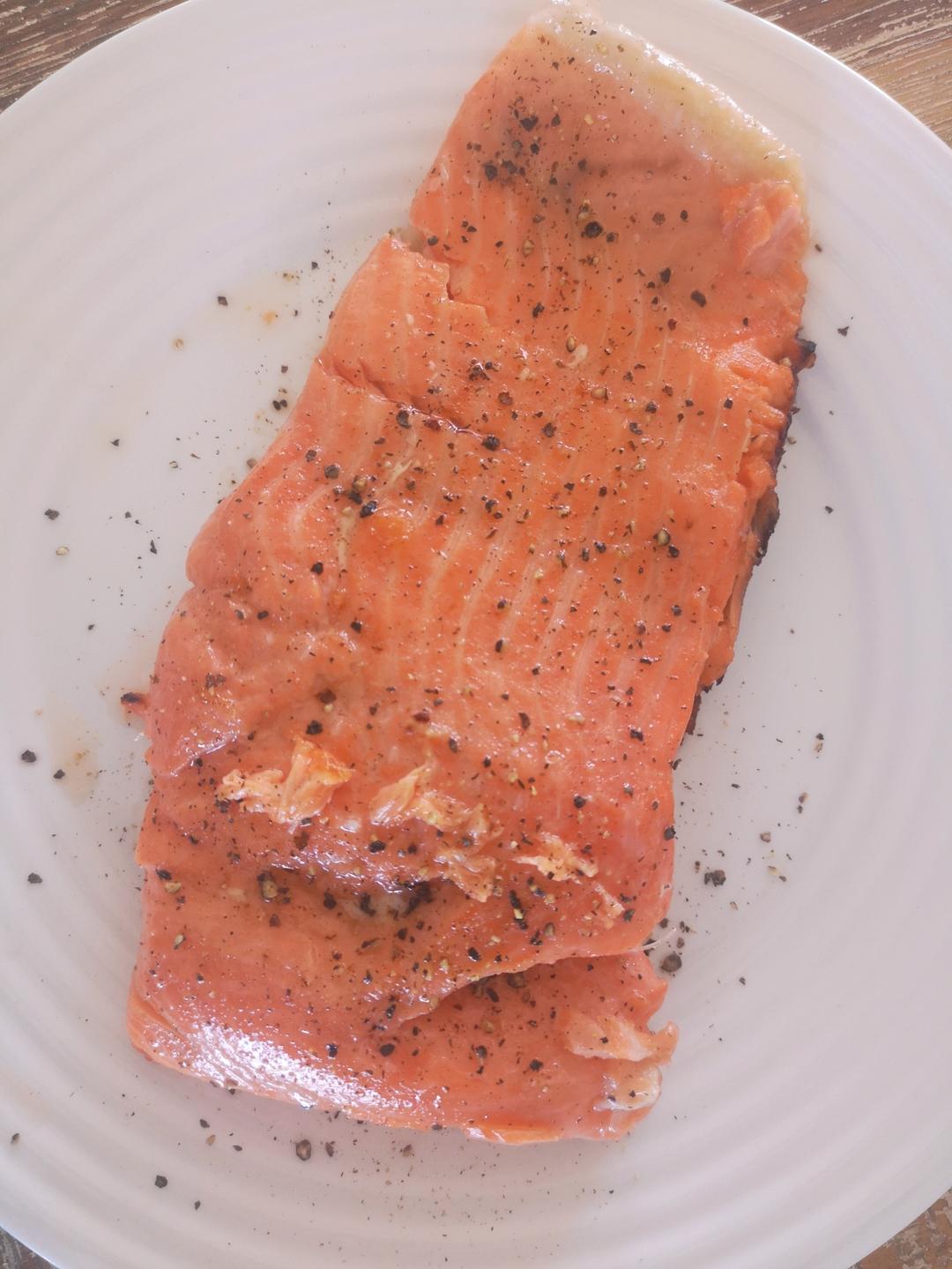 脆皮嫩肉——极致煎三文鱼