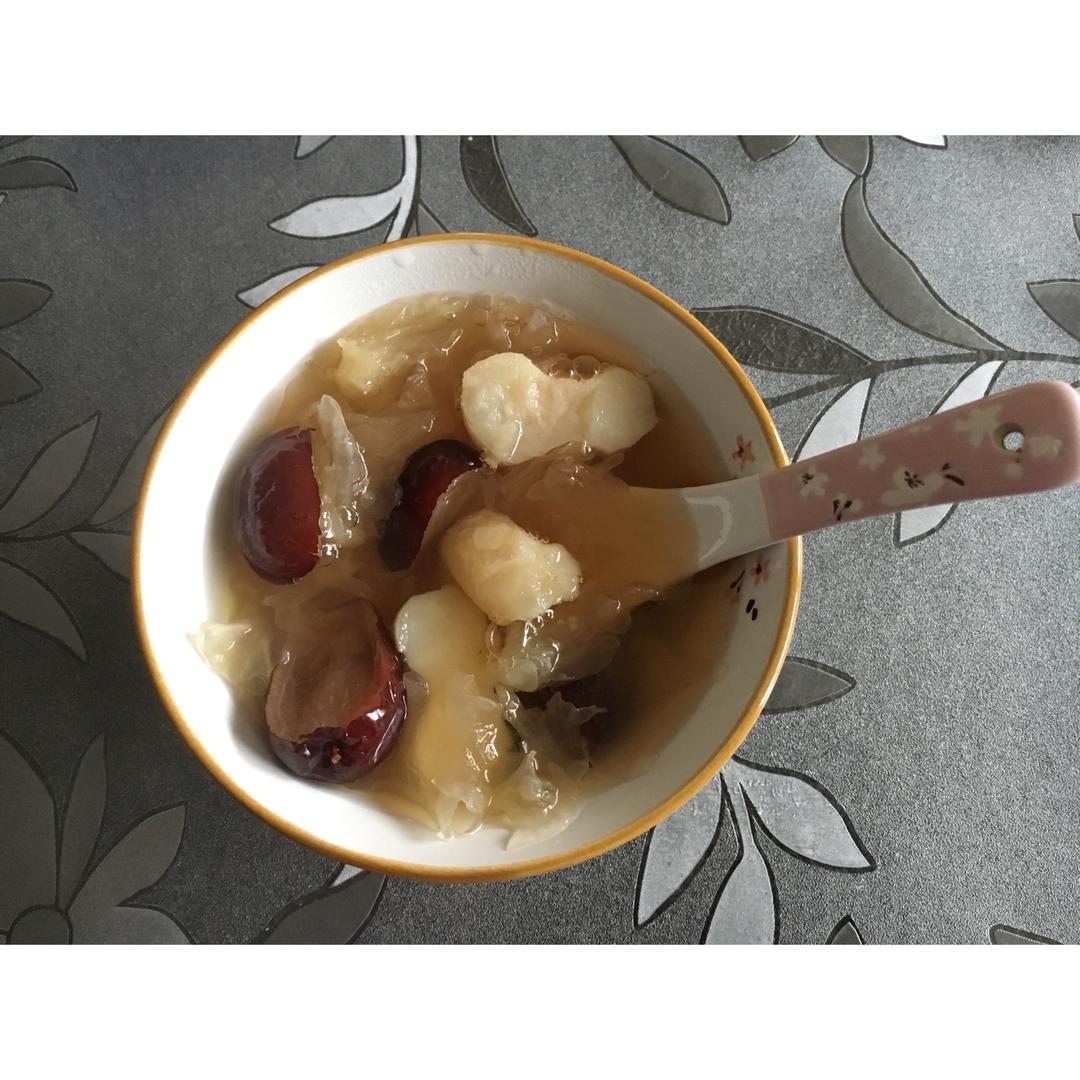 红枣银耳马蹄糖水——很滋润养颜哦