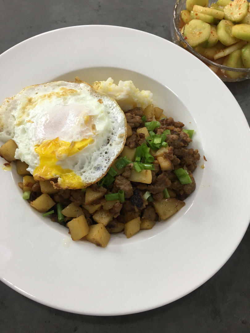 贫穷的胖纸馋了咋办：肉末土豆，可以吃好几顿呢！