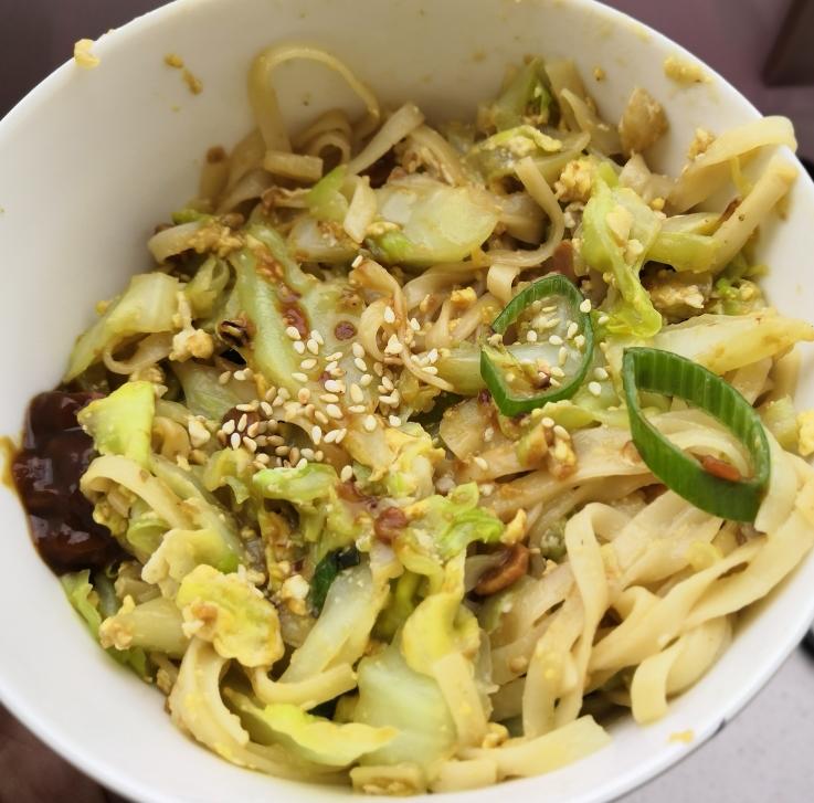 包菜炒挂面：简单一人食