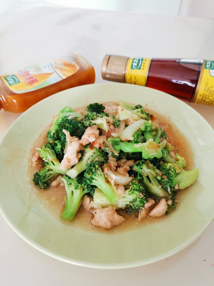 10分钟快手菜鸡丁西蓝花+太太乐鲜鸡汁芝麻香油的做法