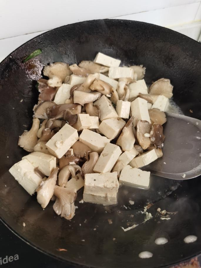 超级鲜美的平菇烧豆腐