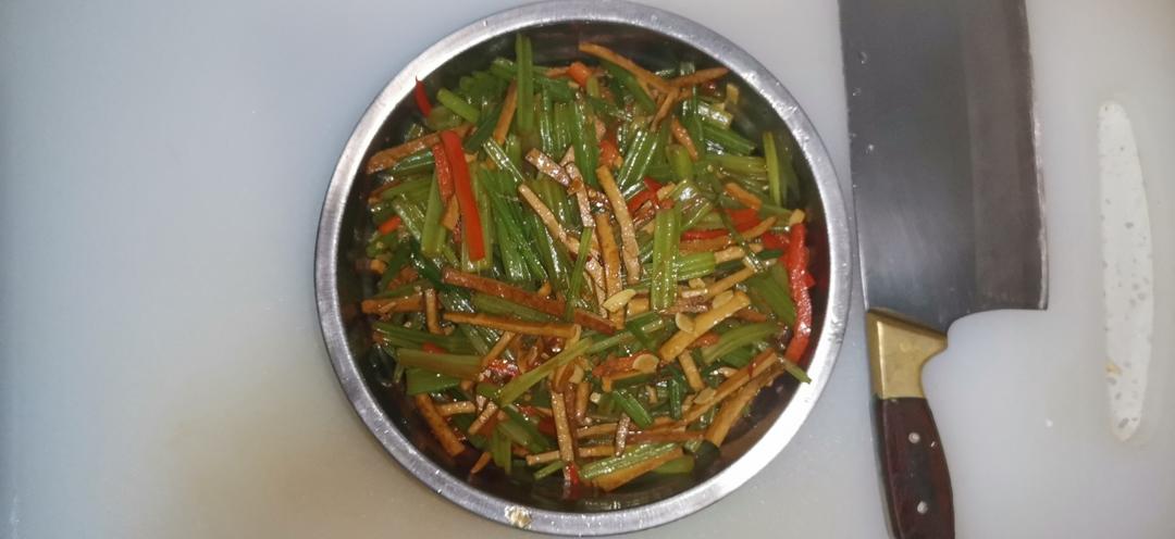 午餐晚餐简单快手下饭菜芹菜炒香干