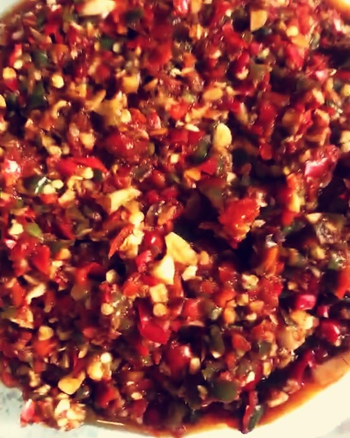 辣椒酱，红尖椒大的5斤，小的1斤，西红柿1.5斤，祘1.5斤.白糖0.3斤，白米醋0.3斤，海天黄豆酱1200克（大的玻璃瓶1瓶