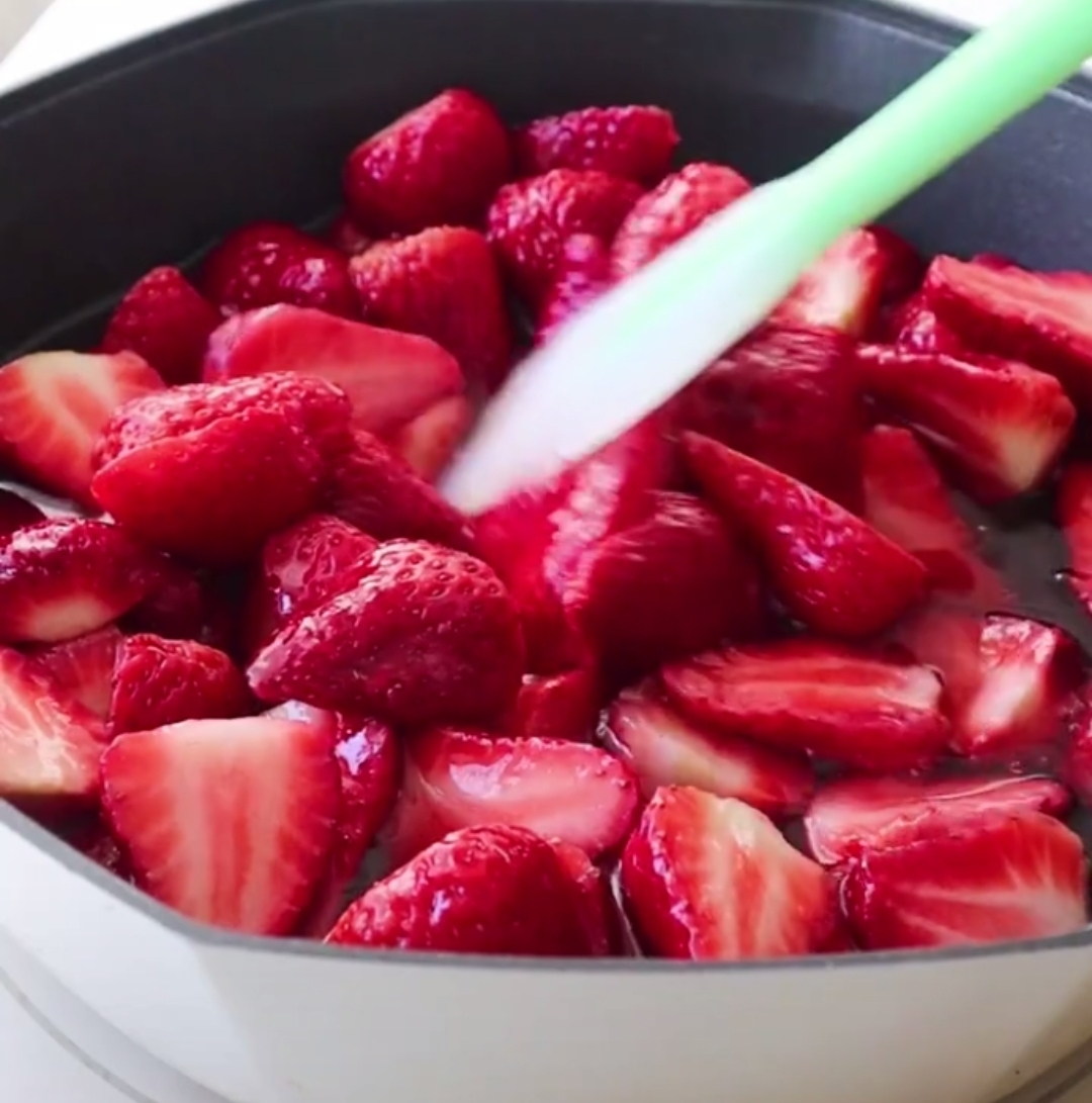 草莓🍓冰沙的做法 步骤3
