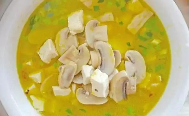 白蘑菇炖豆腐，鲜嫩爽滑又美味鲜香，很多人越吃越健康！的做法