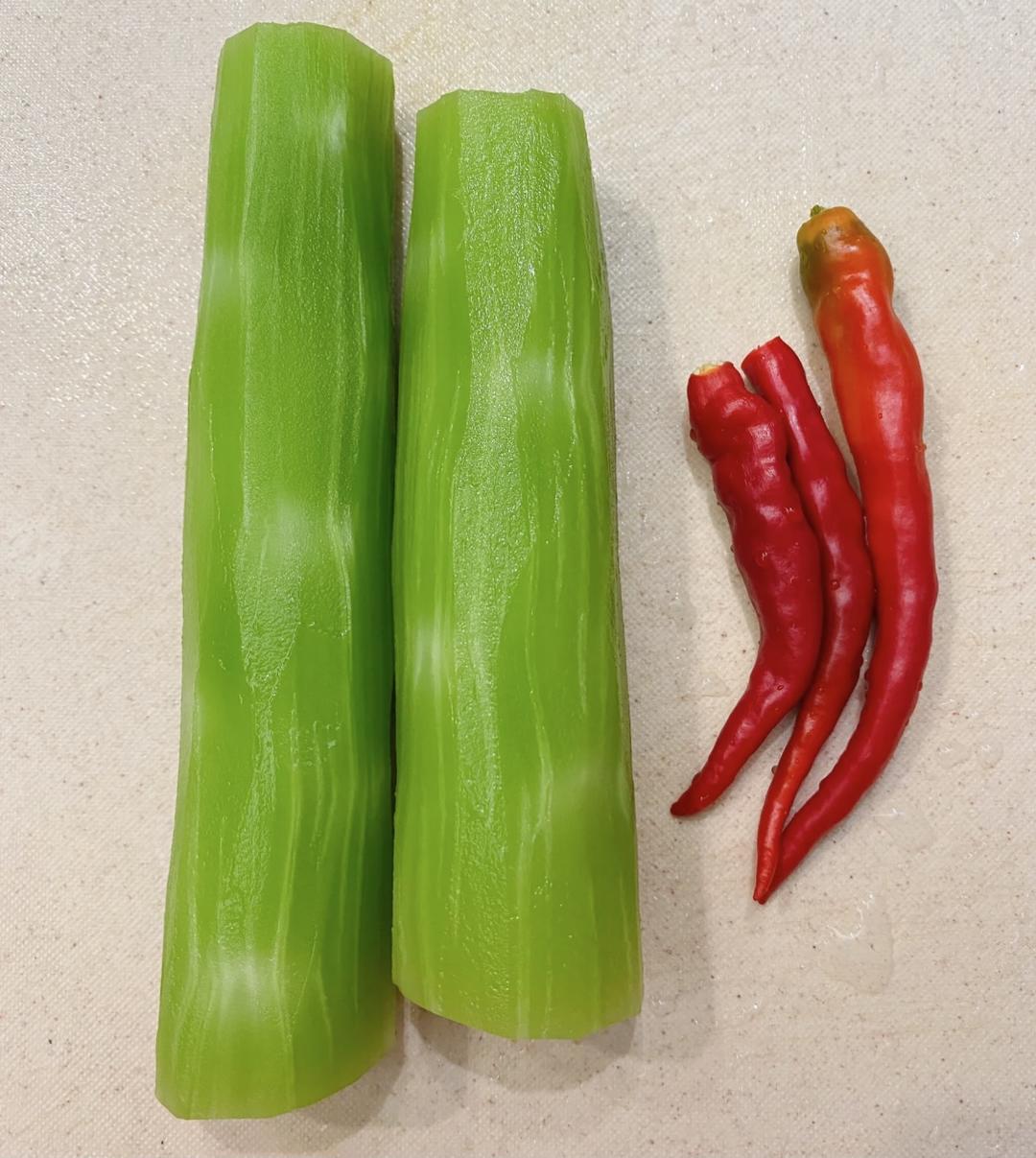 想告诉全世界，这菜太解腻！爽脆开胃的莴笋丝的做法 步骤1