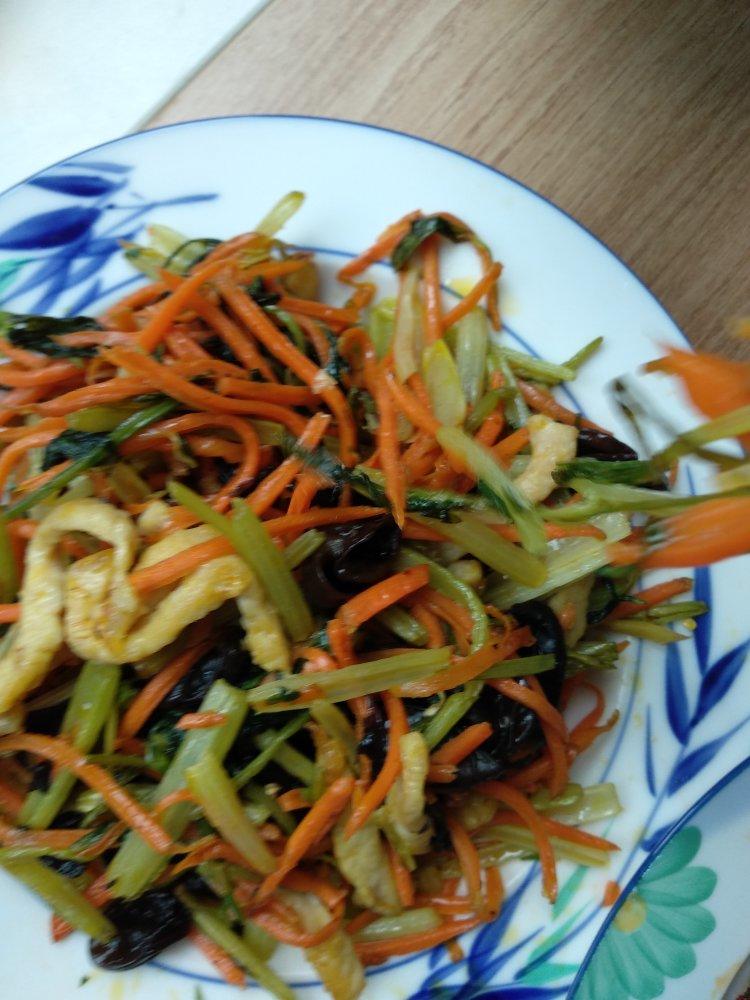 芹菜木耳炒肉丝