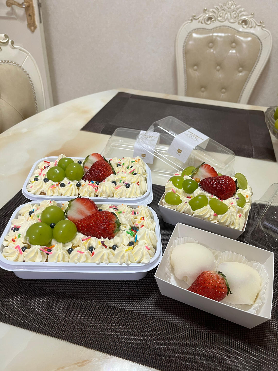 冬日限定甜品🍰草莓盒子蛋糕&草莓鲜牛乳