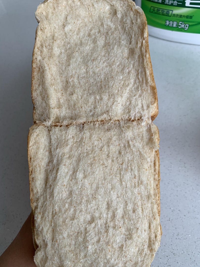 柔软的蜂蜜牛乳全麦吐司