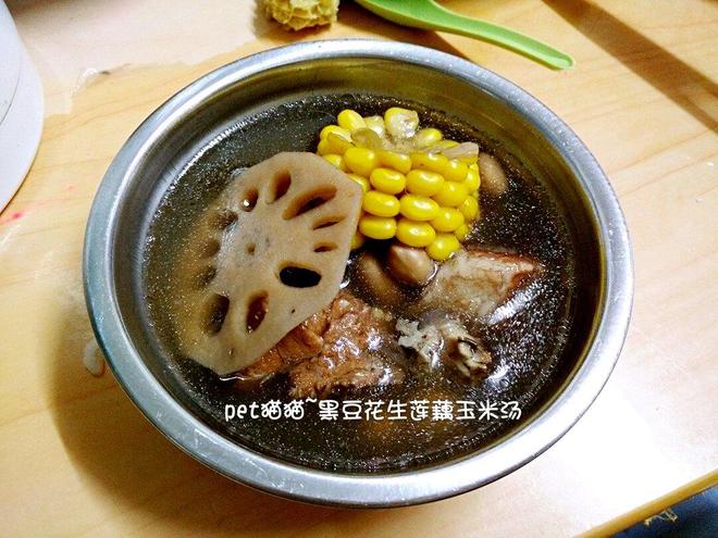 黑豆花生莲藕玉米汤的做法