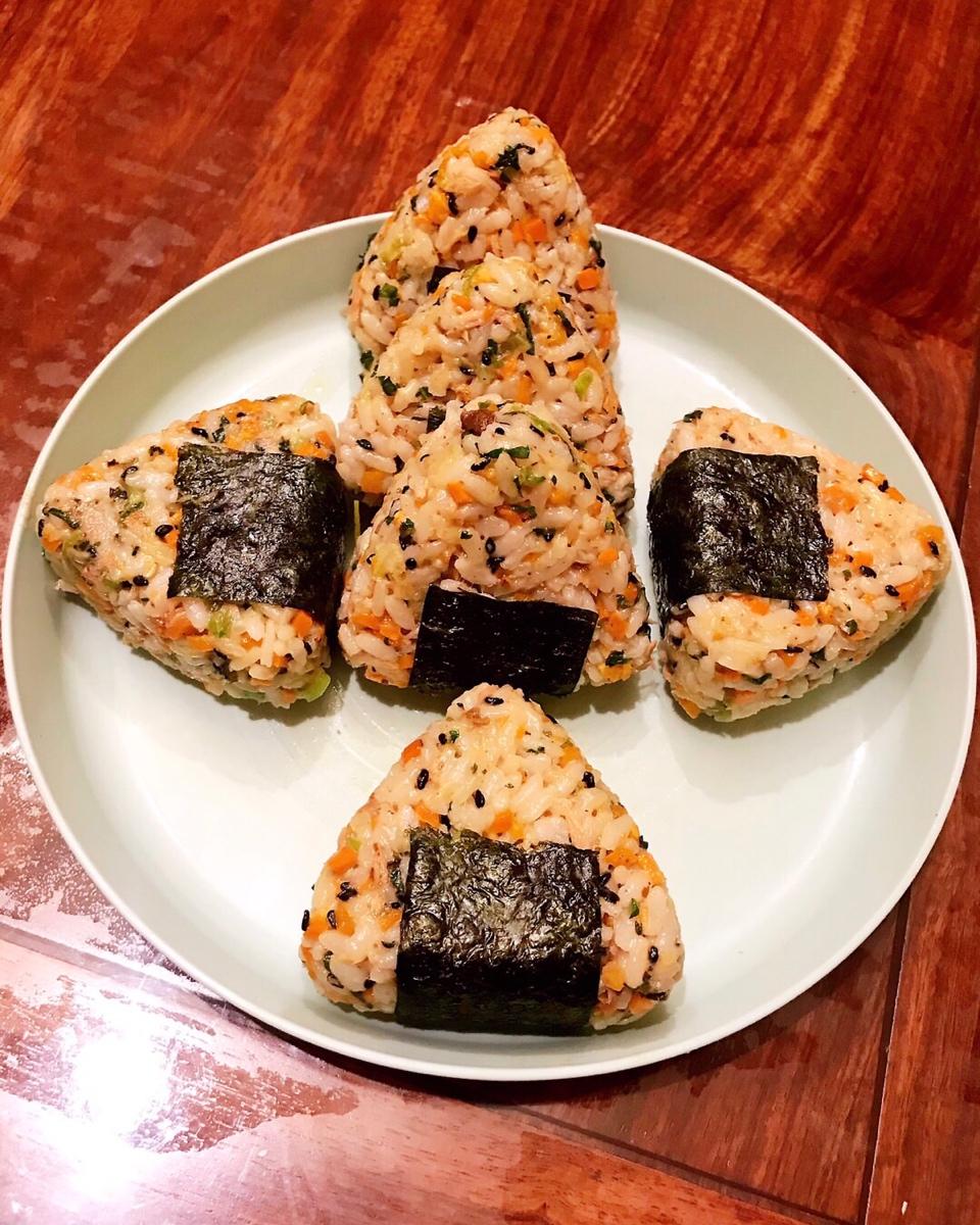 金枪鱼芝麻手捏饭团