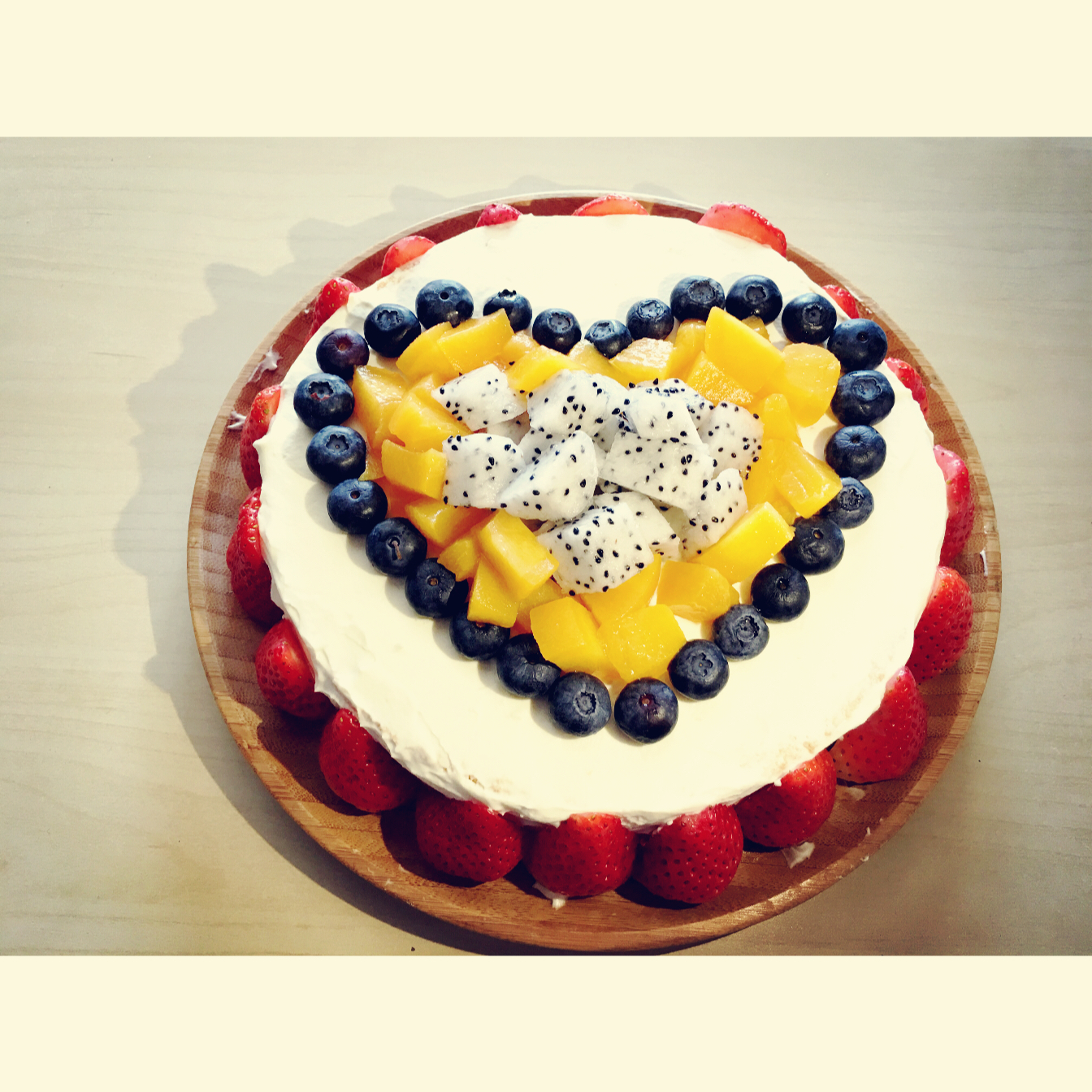 奶油水果装饰蛋糕