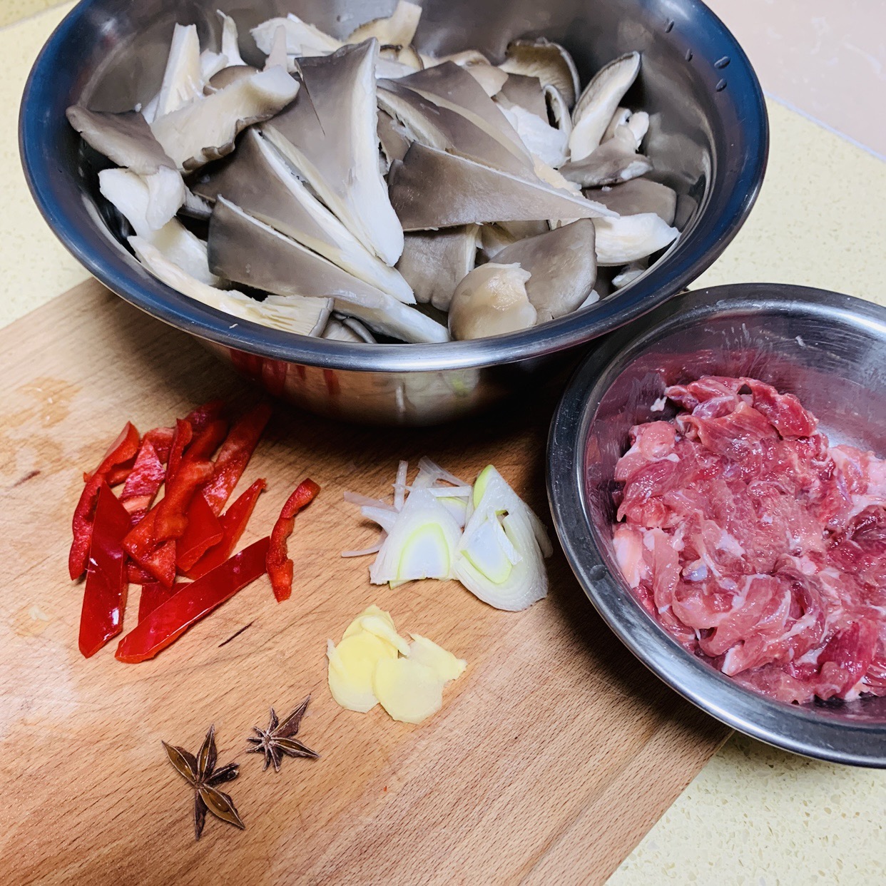 肉片烧蘑菇（平菇）的做法 步骤1