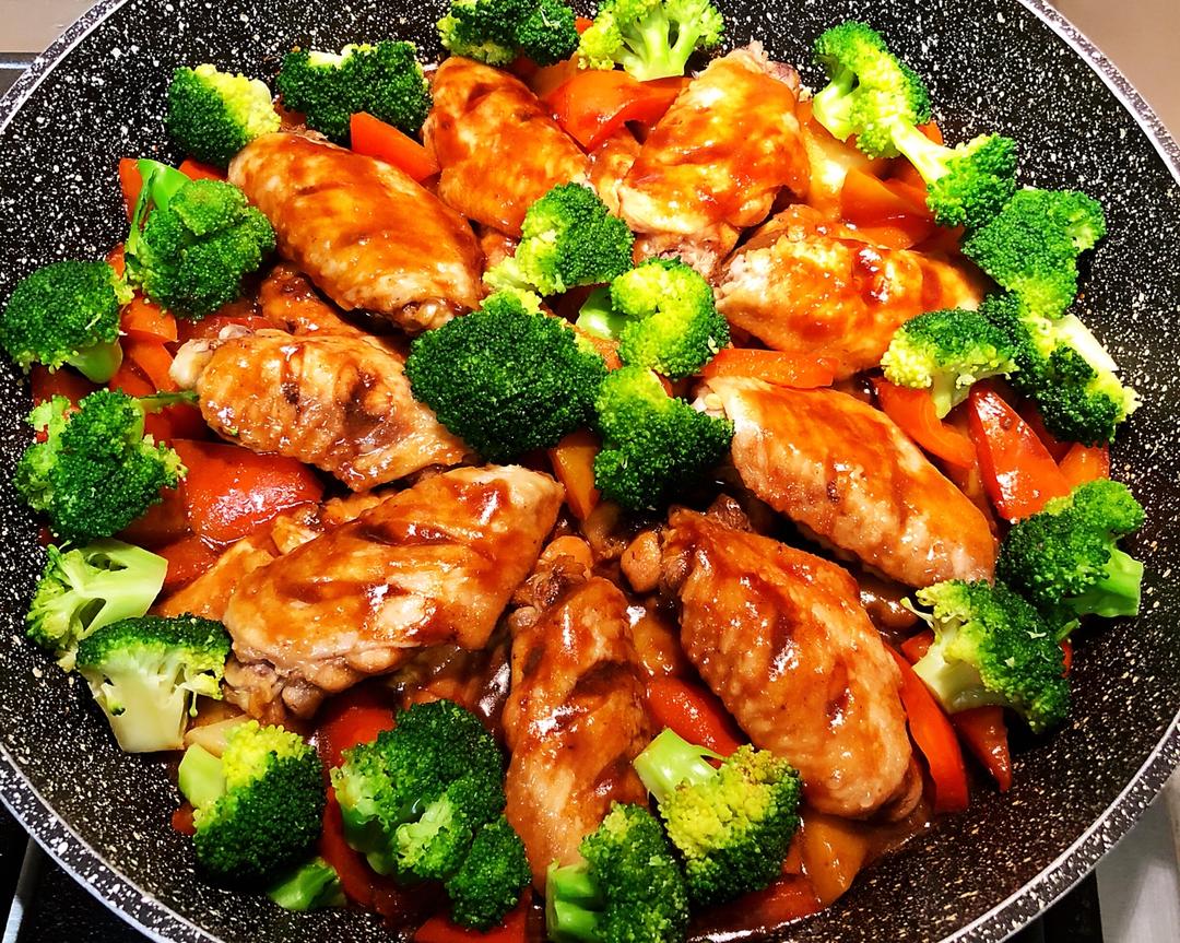 餐厅名菜轻松做之               黄记煌三汁焖鸡翅的做法