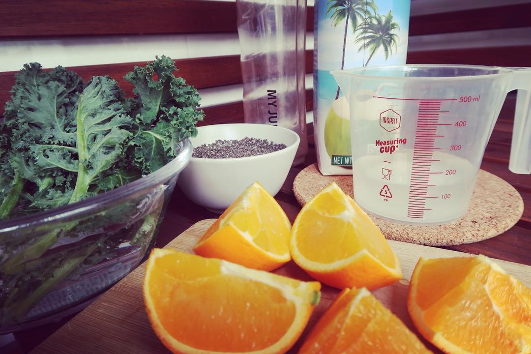 牛油果香蕉羽衣甘蓝汁