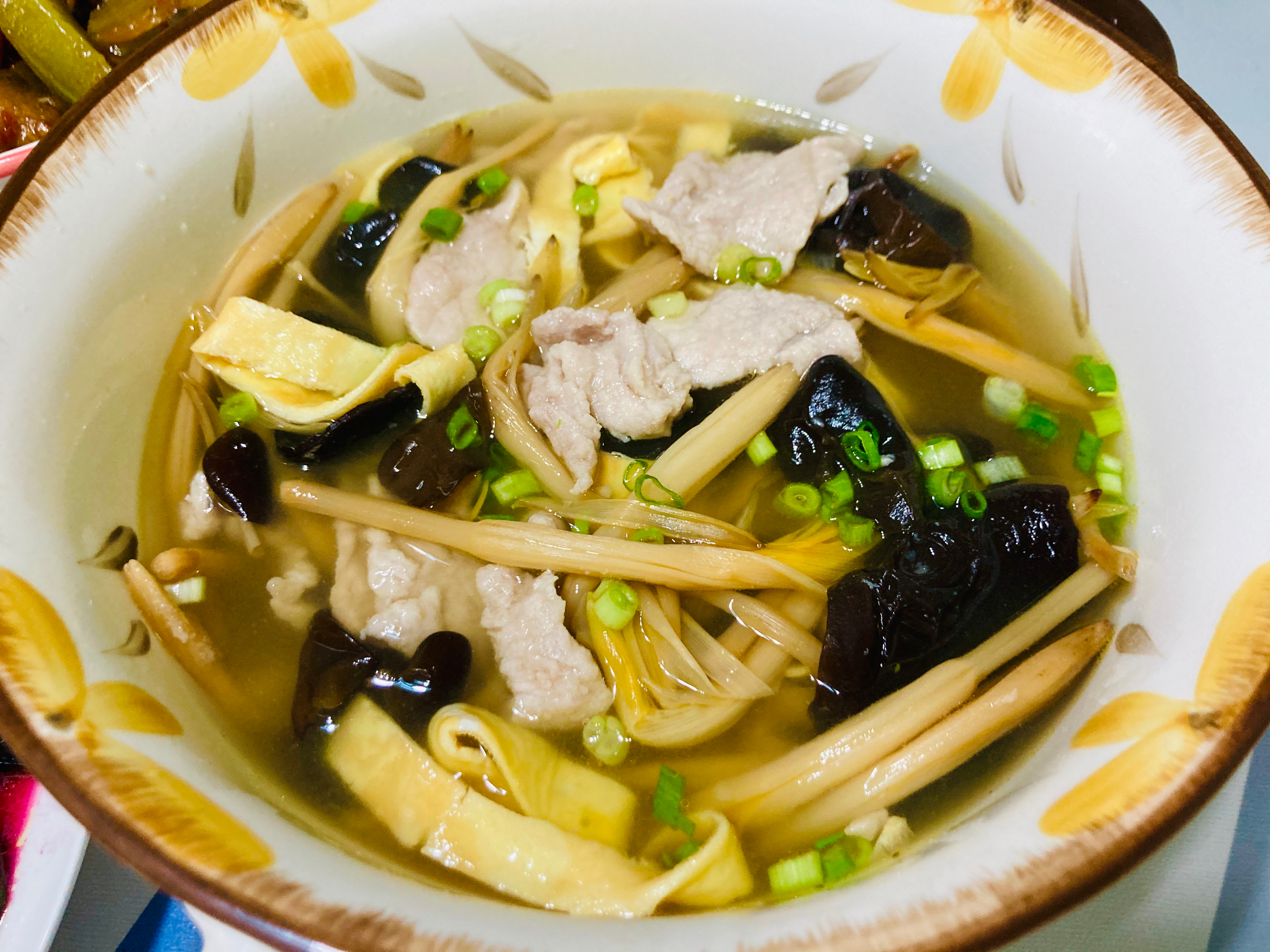 黄花菜木耳肉片汤
