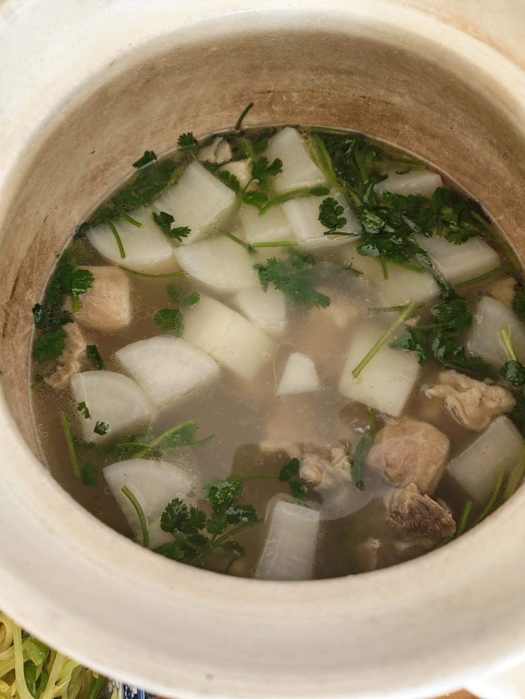 简单到只用一种调料的牛腩炖萝卜汤