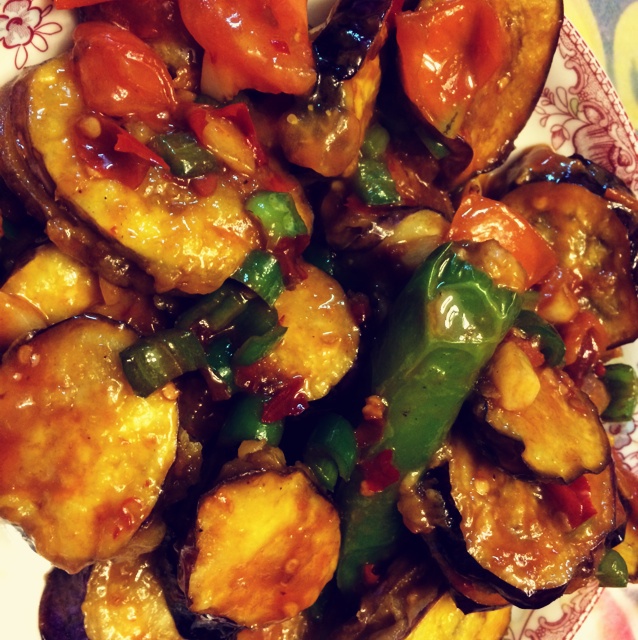 白兔有点懒做的鱼香黄金茄夹